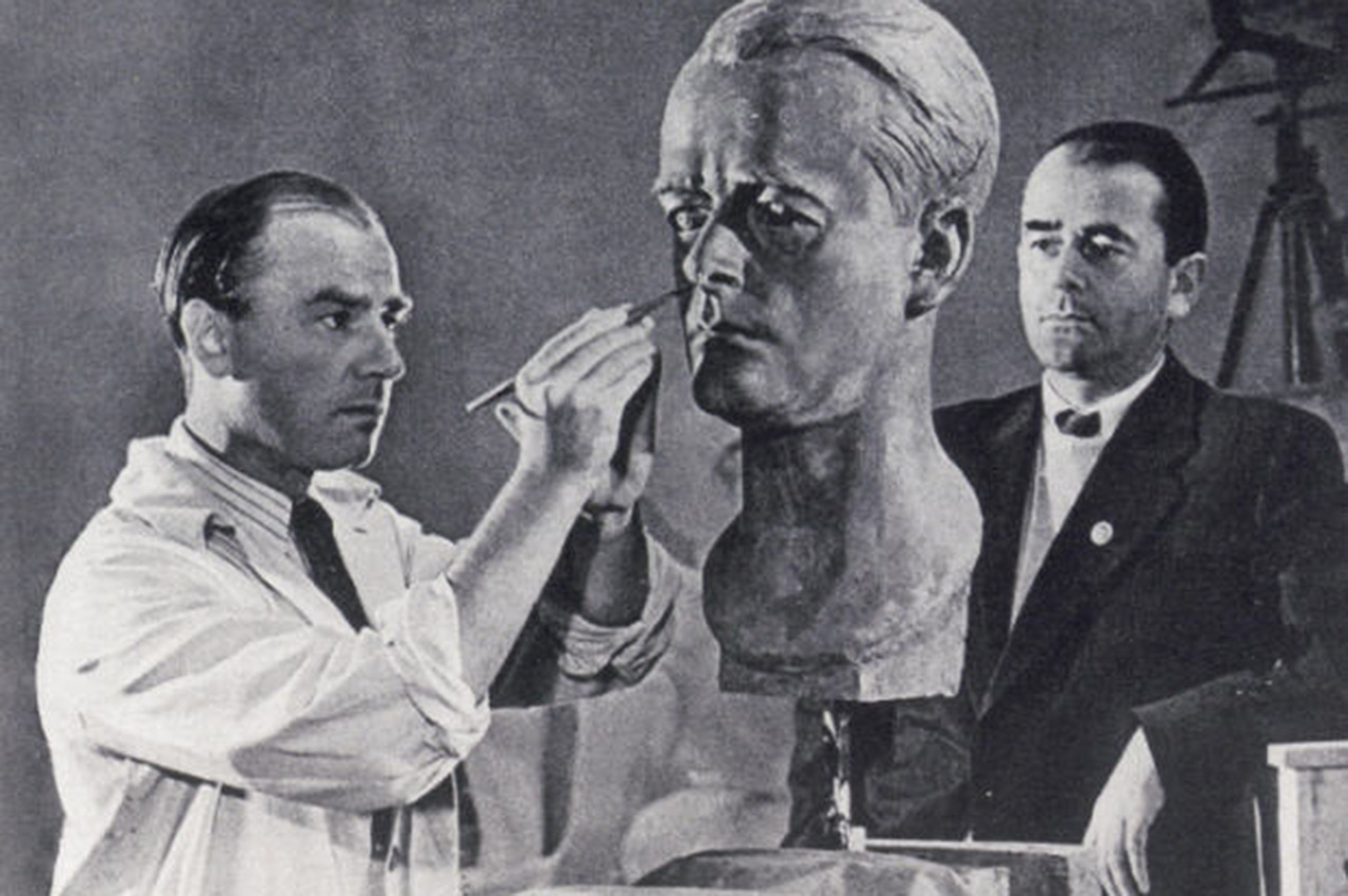 Arno Breker modellerer en portrettbyste av den nasjonalsosialistiske rustningsministeren Albert Speer i 1940. Foto: CC BY-SA 2.5, via Wikimedia Commons