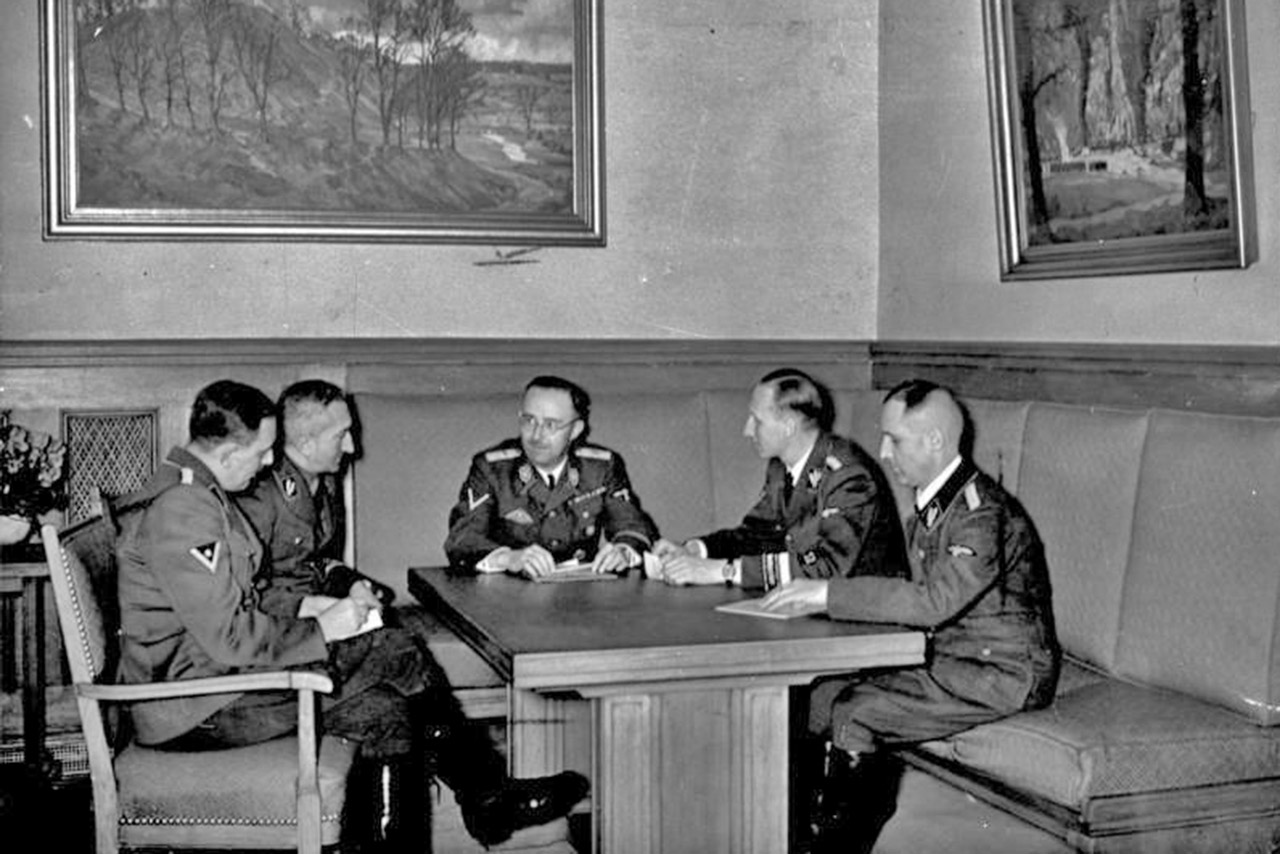 Planleggingen av «Operasjon Himmler». Fra venstre: Franz Josef Huber, Arthur Nebe, Heinrich Himmler, Reinhard Heydrich, Heinrich Müller. Foto: Wikimedia Commons