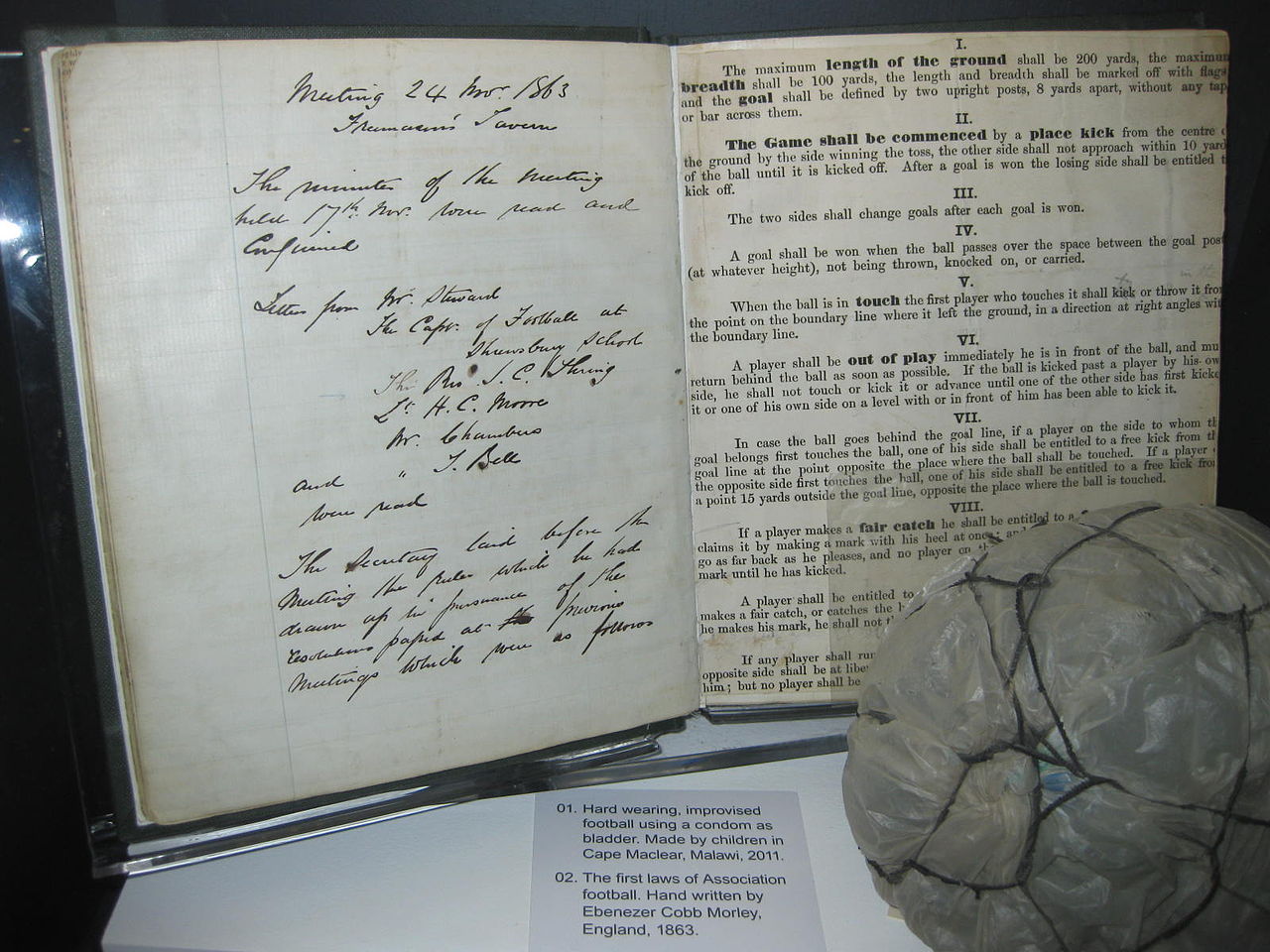 Den originale håndskrevne «Laws of the game» for The Football Association av Ebenezer Cobb Morley i 1863 utstilt hos National Football Museum i Manchester. Foto: Adrian Roebuck / Wikimedia