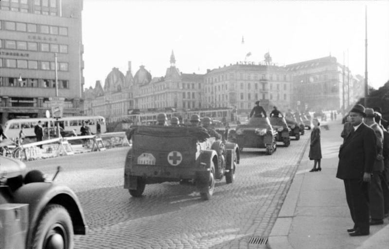 Tyske stridsvogner på Drammensveien i mai 1940, med Victoria Terrasse i bakgrunnen, der Gestapo og Sicherheitsdienst hadde sitt hovedkvarter under krigen. Bundesarchiv, Bild 101I-0762-281-30 / Möller / CC-BY-SA 3.0 [CC BY-SA 3.0 de (https://creativecommons.org/licenses/by-sa/3.0/de/deed.en)], via Wikimedia Commons