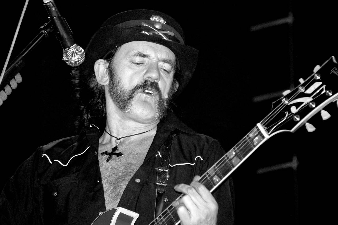  Ian «Lemmy» Kilmister. By Alejandro Páez (Molcatron on Flickr) [CC BY 2.0 (http://creativecommons.org/licenses/by/2.0)], via Wikimedia Commons