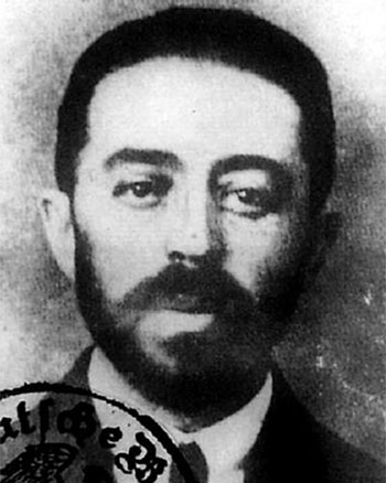 Passfoto av agent Sidney Reilly (1918) til hans pass under aliaset George Bergmann. Foto: Deutsches Reich (1918) / Wikimedia Commons