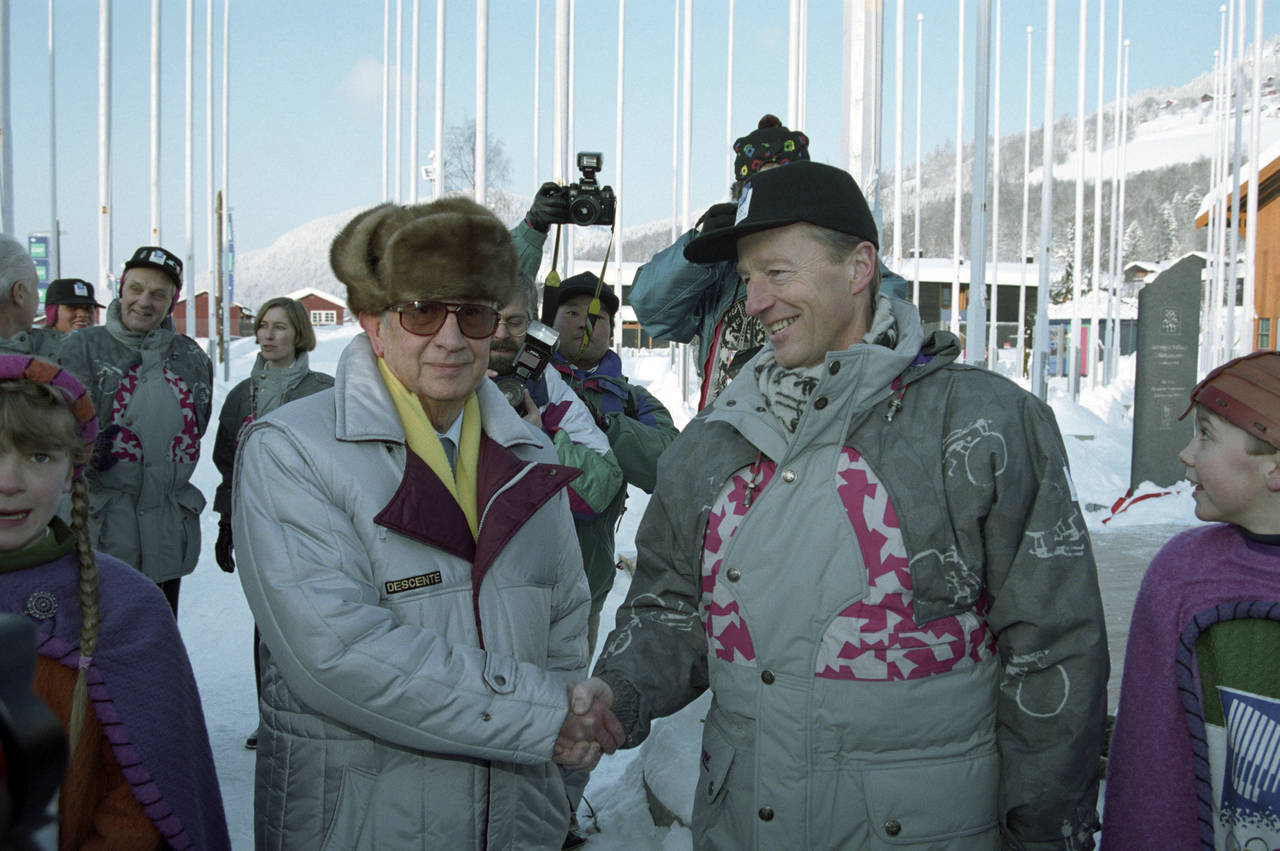 Juan Antonio Samaranch åpner deltakerlandsbyen i Lillehammer. Her sammen med Gerhard Heiberg th. Foto: Bjørn Sigurdsøn / NTB scanpix