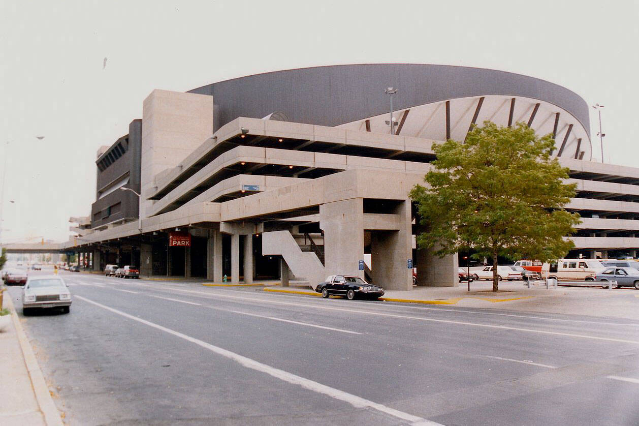 Elvis Presley holdt sitt livs siste konsert i Market Square Arena i Indianapolis.Her er Market Square Arena fotografert i 1988. Foto: Bob Hall / Wikimedia Commons