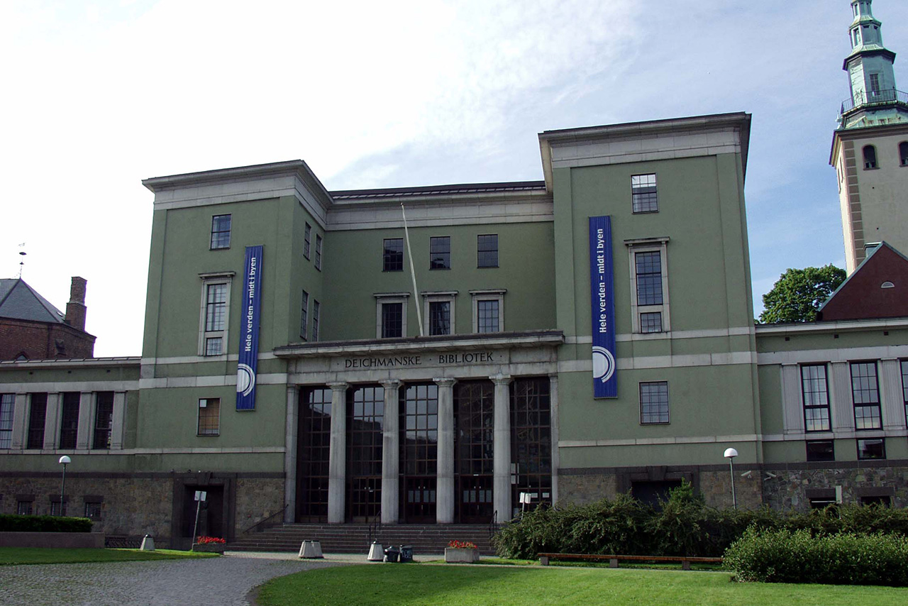 Nils Reiersens nyklassisistiske bygning på Arne Garborgs plass 4 på Hammersborg i Oslo var Deichmans hovedbibliotek fra 1933 til ut 2019. Foto: J. P. Fagerback / Wikimedia Commons