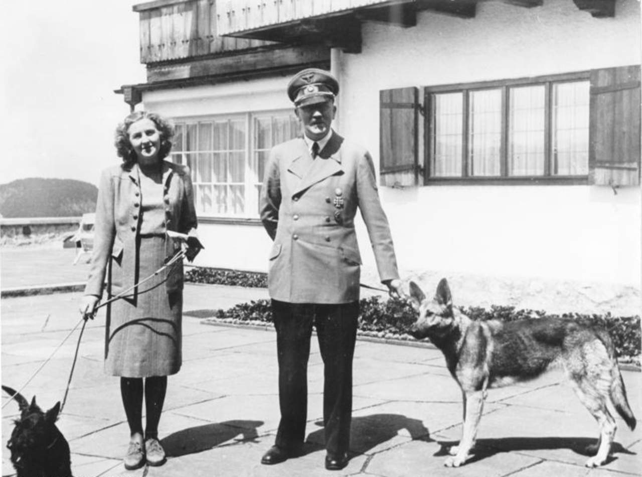 Eva Braun og Adolf Hitler på Berghof i juni 1942. Foto: Bundesarchiv / Wikimedia Commons