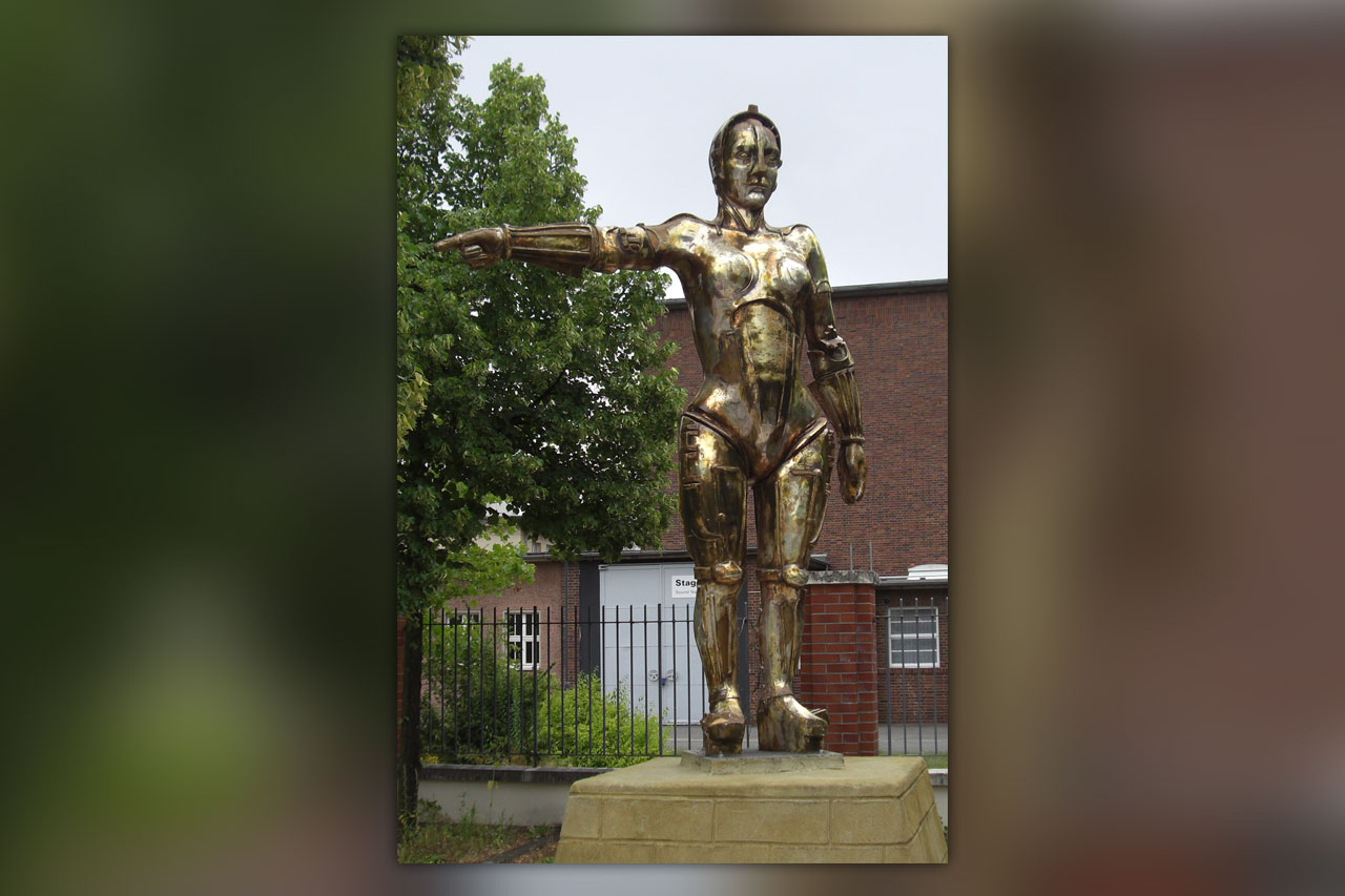 Karakteren «Maria» fra filmen «Metropolis». Statue in Babelsberg, Germany. Foto: Havelbaude / Wikimedia Commons