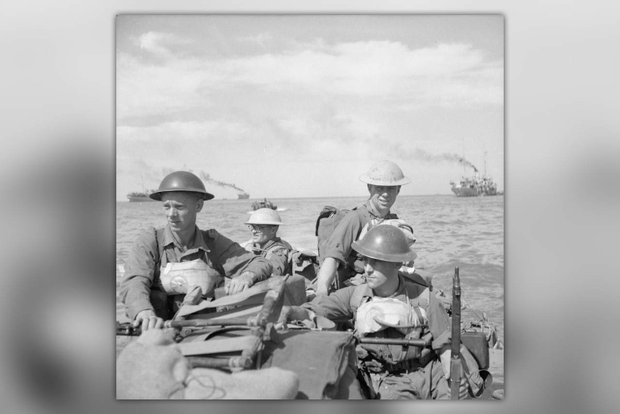 Britiske tropper i landingsfartøyer på vei mot Ramree Island, 21. januar 1945. Foto: Wikimedia Commons