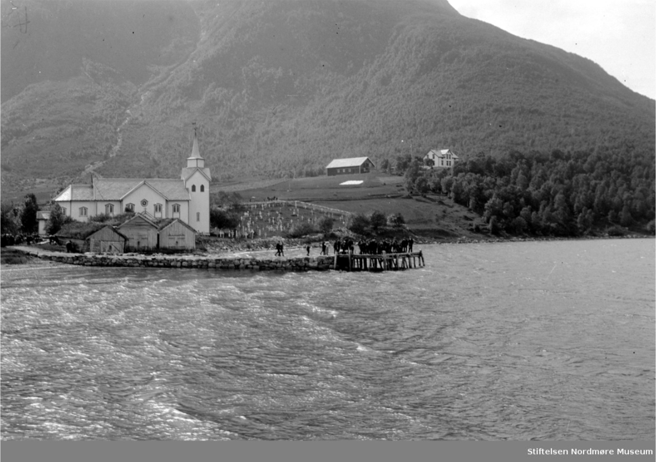 Øre Kirke, Gjemnes. Fra Nordmøre Museums fotosamlinger