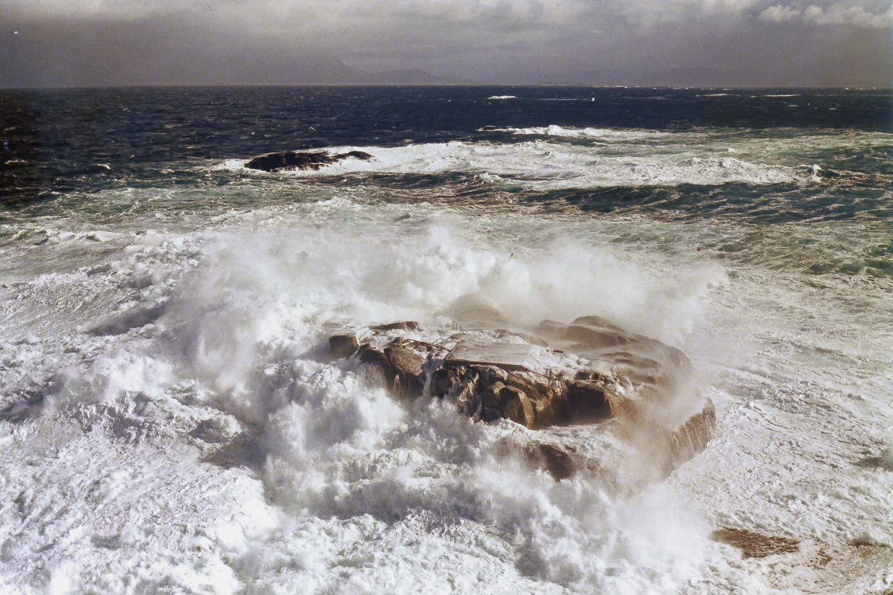 Mye sjø og vind rundt fyret. Her ser vi sjøen skylle over helipaden. Foto: Helge Røsand