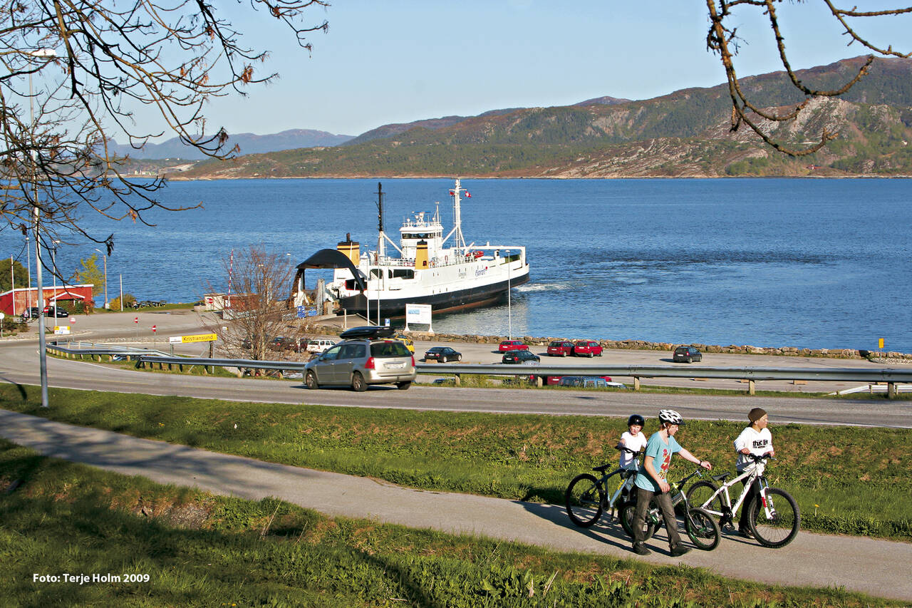«Bjørnsund» ved Bremsnes fergekai våren 2009, siste året med ferge til Averøy. Foto: Terje Holm