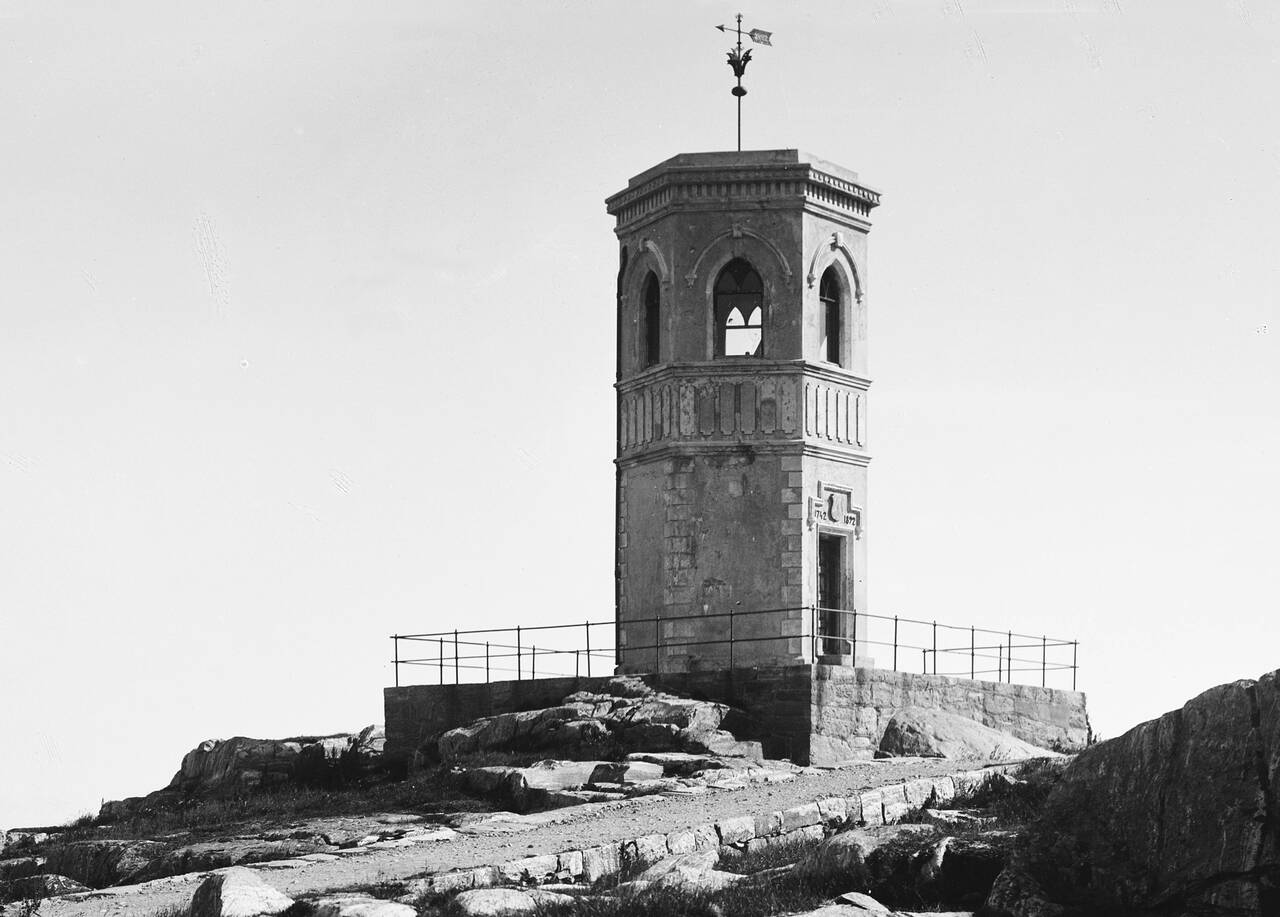 Det første Vardetårnet i mur fotografert på 1920-tallet. Foto: Nordmøre museum fotosamling