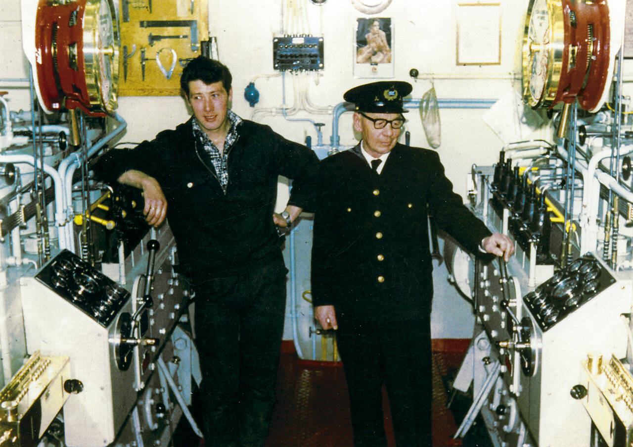 Karl Otto Bloch (t.v.) og maskinsjef Alv Fostervold i maskinrommet på gamle «Smøla». Bilde fra boken «Med kaffe og svele over fjorden».