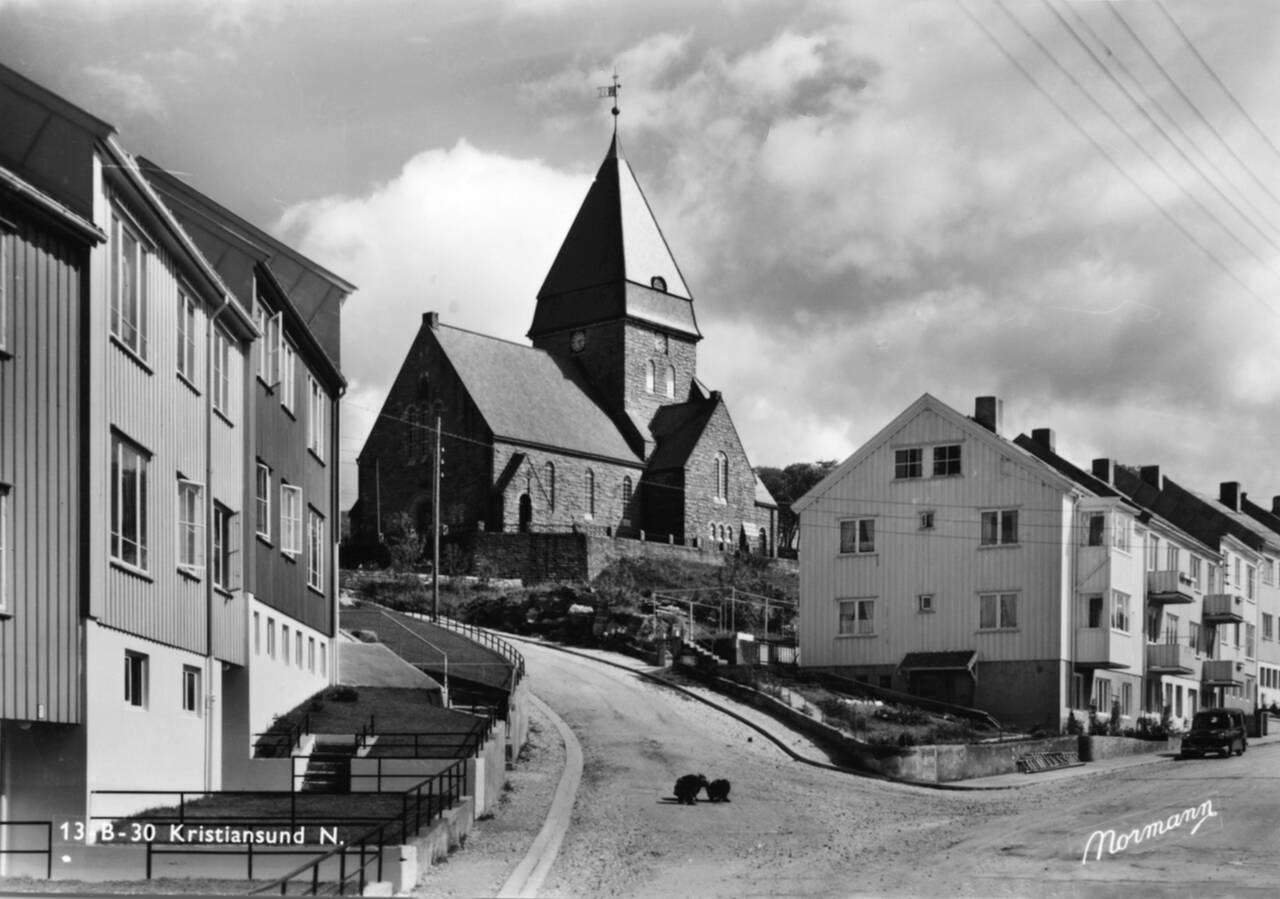 Nordlandet kirke på midten av 1950-tallet. (Postkort Normann)