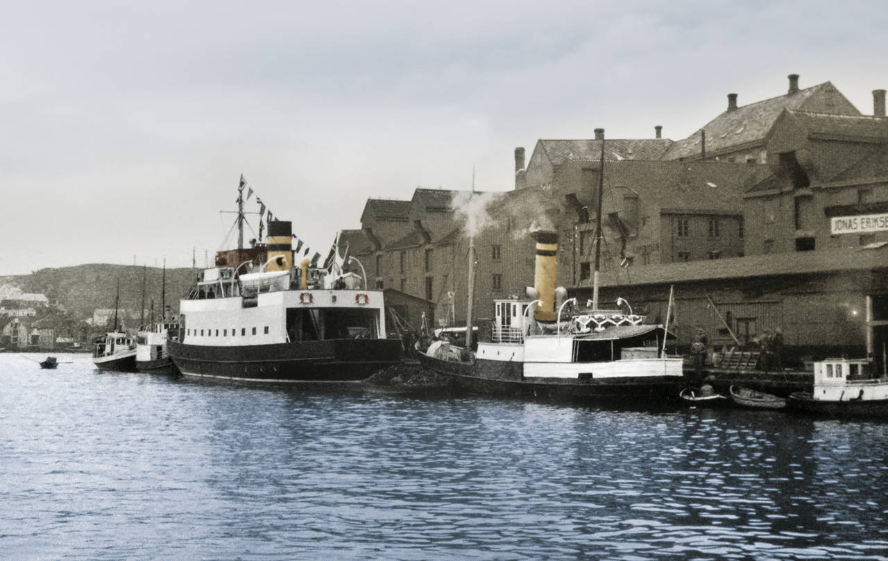 Nybygde B/F «Geiranger» ved Storkaia 9. juli 1937. Bak ligger rutebåten «Ternen». (Bilde fra Nordmøre museum - med innlagte farger av Terje Holm)