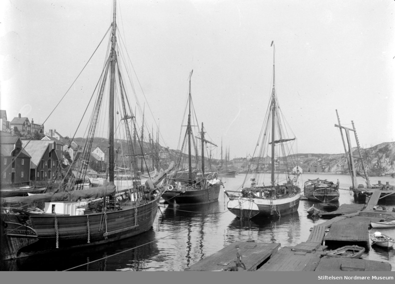 Seilbåter ved Kranaskjæret. Fra Nordmøre Museums fotosamlinger.