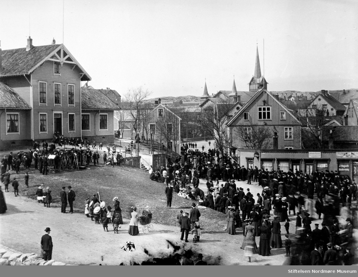 Fra Nordmøre Museums fotosamlinger.