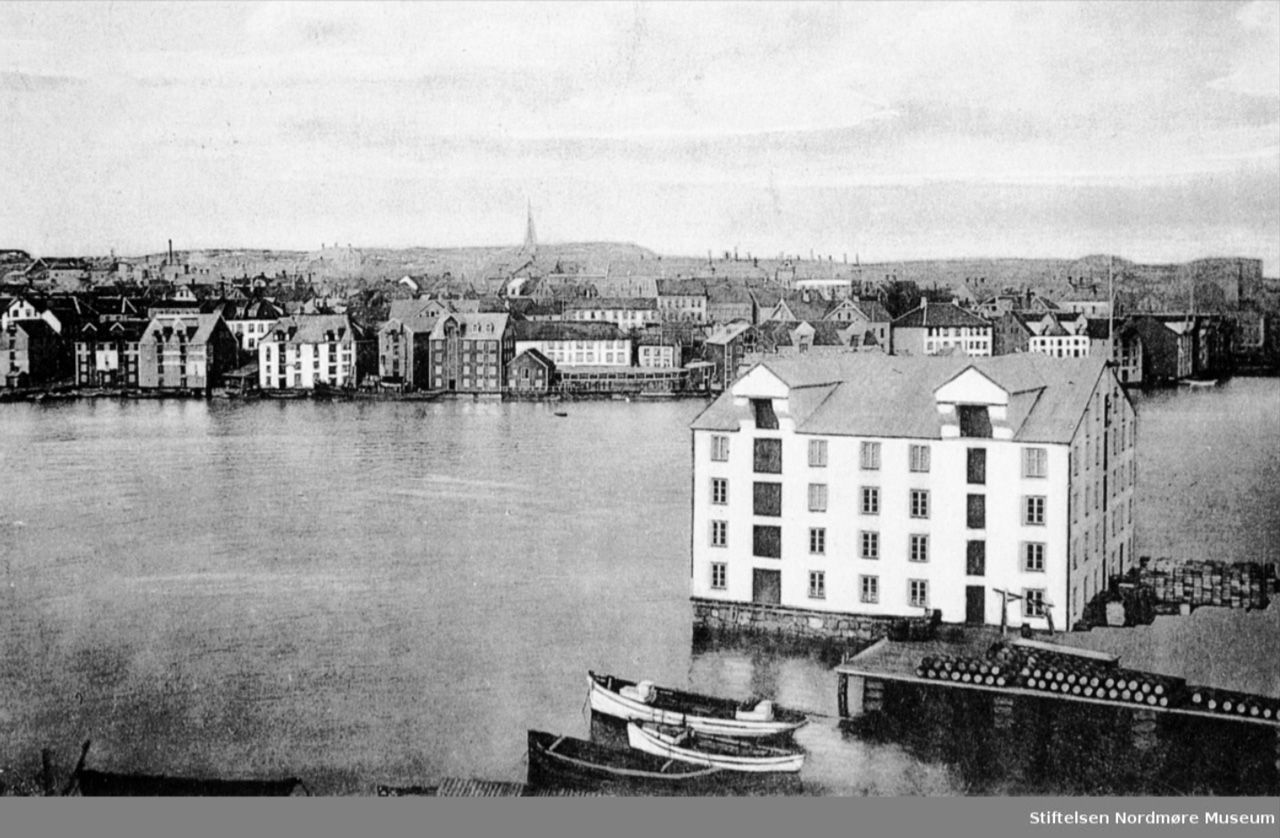 Orsetbrygga, Gundersenbrygga og nå Thon hotell. Fra Nordmøre Museums fotosamlinger.