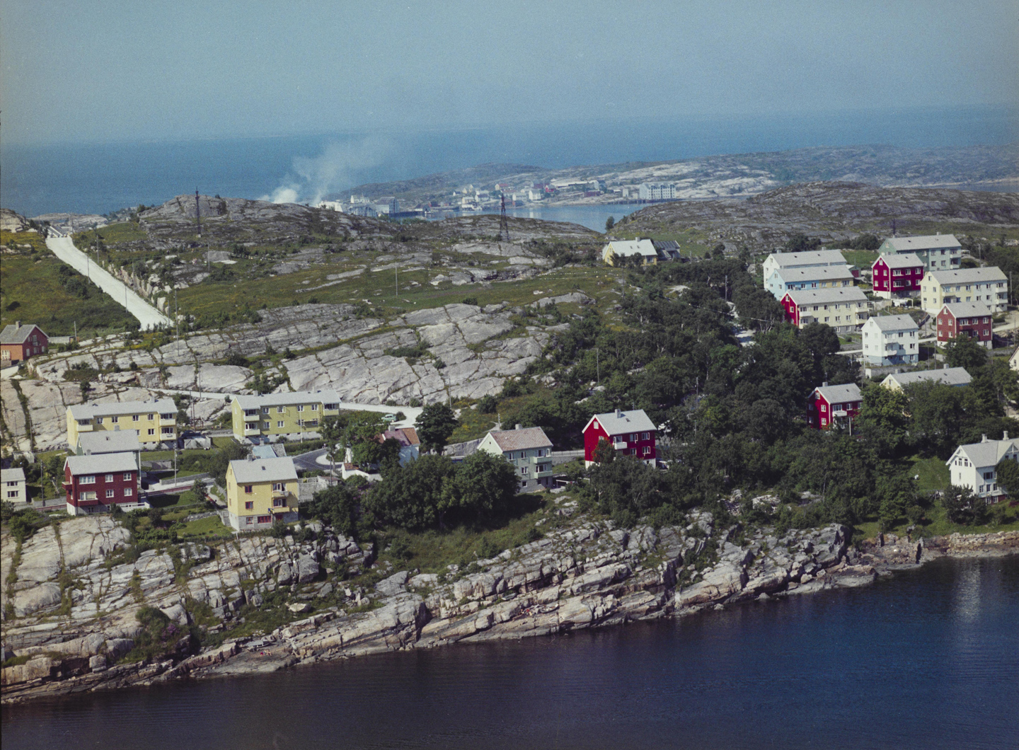 Deler av Nordlandet med Bentnesset og Skorpa i bakgrunnen. Flyfoto: Widerøes Flyveselskap.