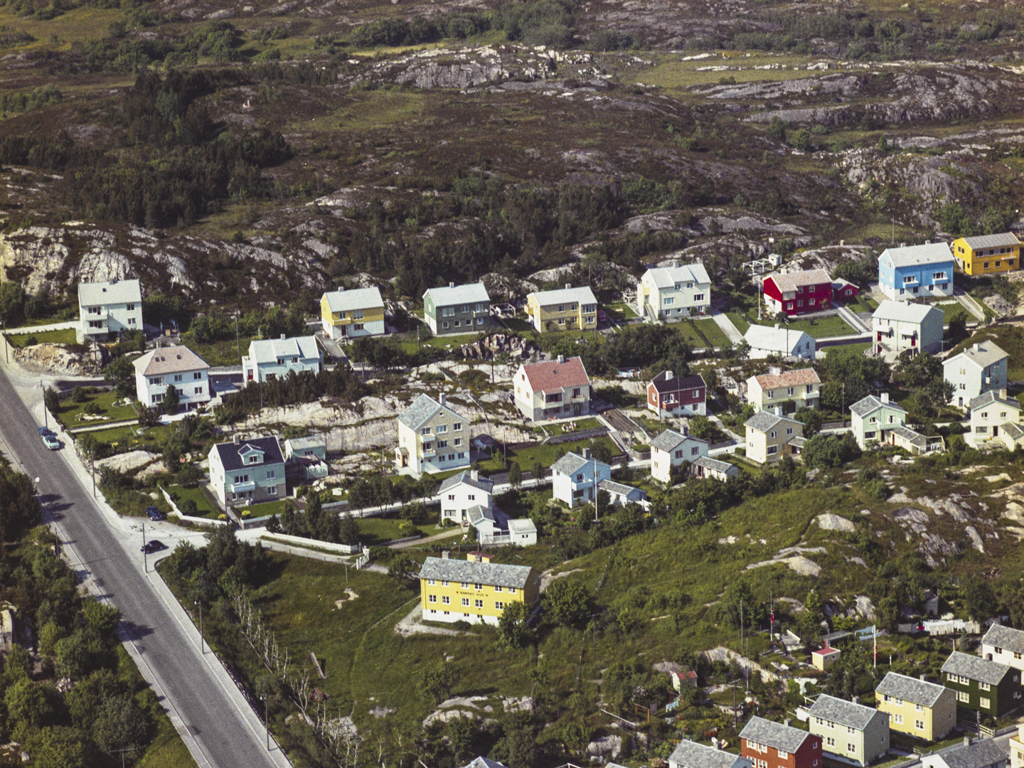 Flyfoto av Gomabakken og deler av Gomalandet i 1962. Foto: Widerøes Flyveselskap AS