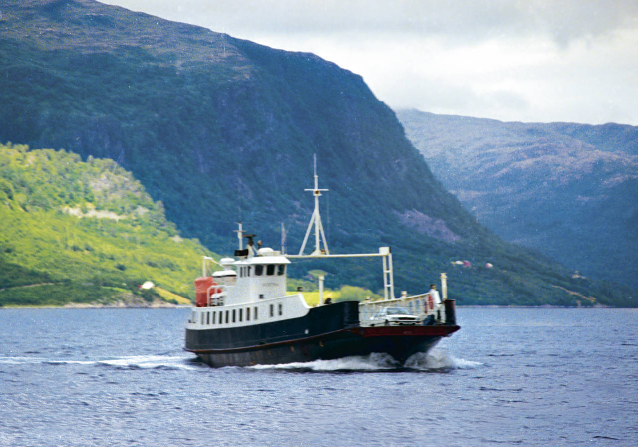 «Vestra», tidligere «Trygge», i rute Aresvik-Hendset på 1980-tallet. (Foto: Arve Jenssen)