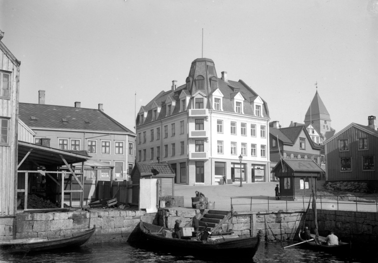 Fra Nordmøre Museums fotosamlinger.