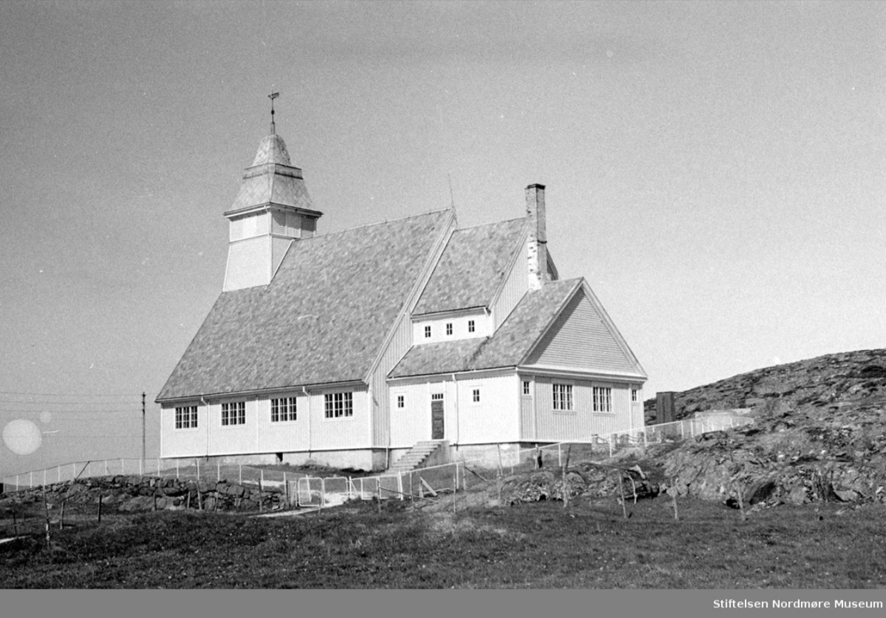 Brattvær kirke, Smøla. Fra Nordmøre Museums fotosamlinger