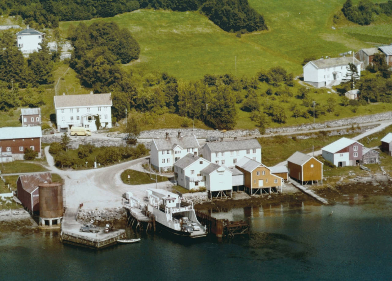 Det gamle miljøet ved Kvanne ferjekai er bevart og danner i dag en historisk ramme ved Stangvikfjorden. (Bilde fra Nordmøre museum)