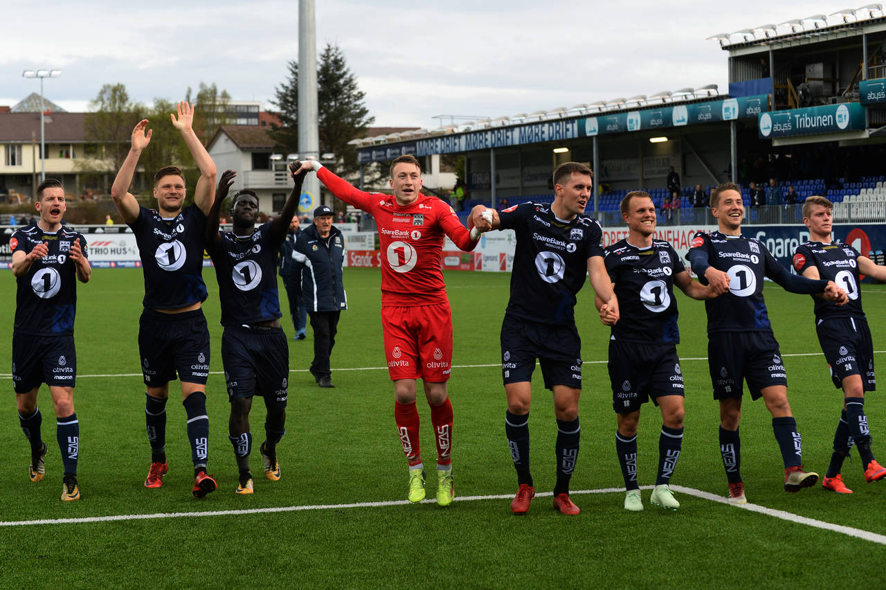 KBK-spillerne takker sitt fantastiske publikum, Norges beste, for støtten under hele kampen og feirer seieren med dem. Foto: Anders Tøsse / NTB scanpix
