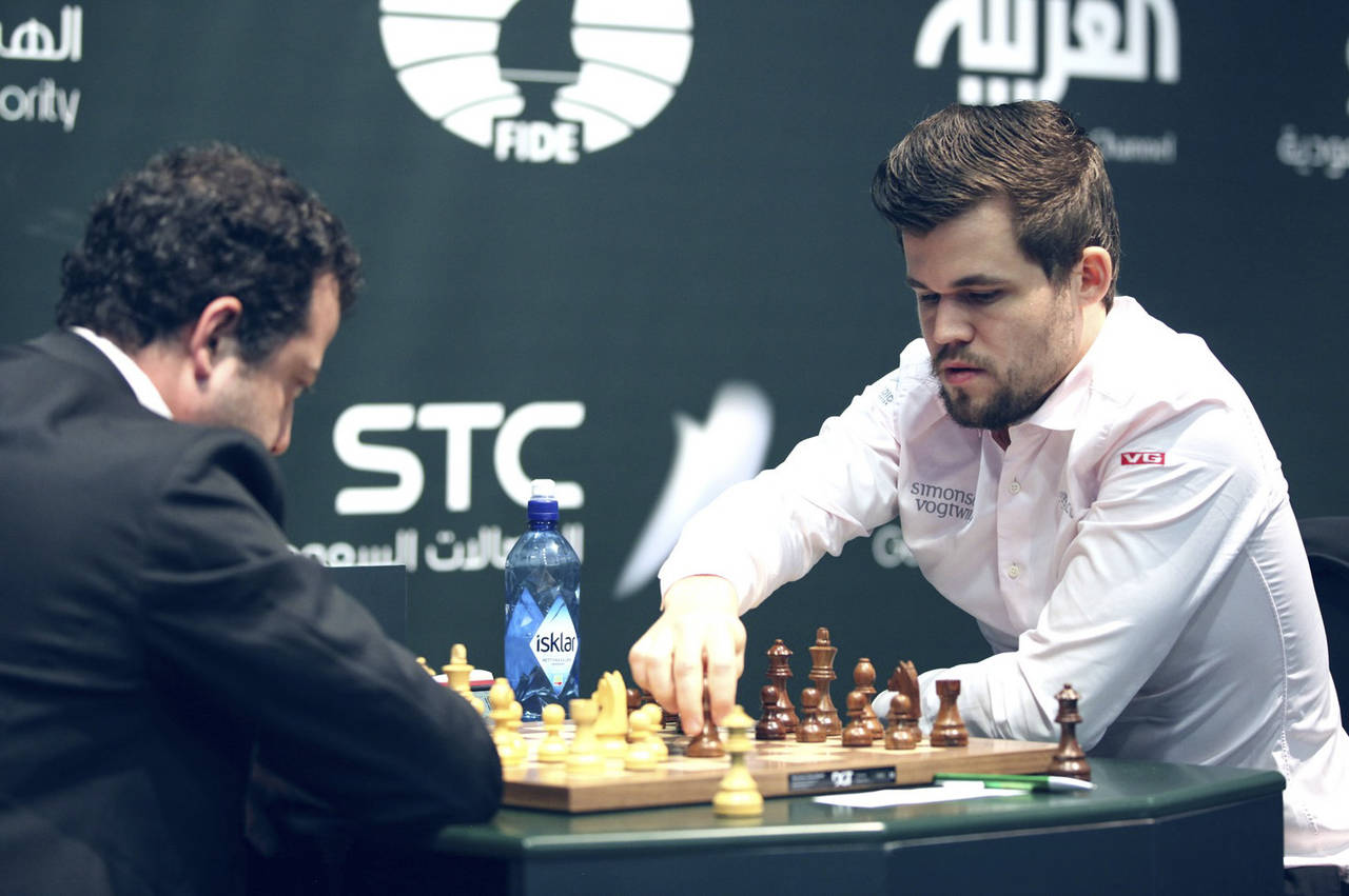Riyadh, Saudi-Arabia 20171128. Magnus Carlsen (t.h.) spiller mot Levan Pantsulaia under VM i hurtigsjakk torsdag. Foto: Anastasia Karlovich / FIDE / NTB scanpix