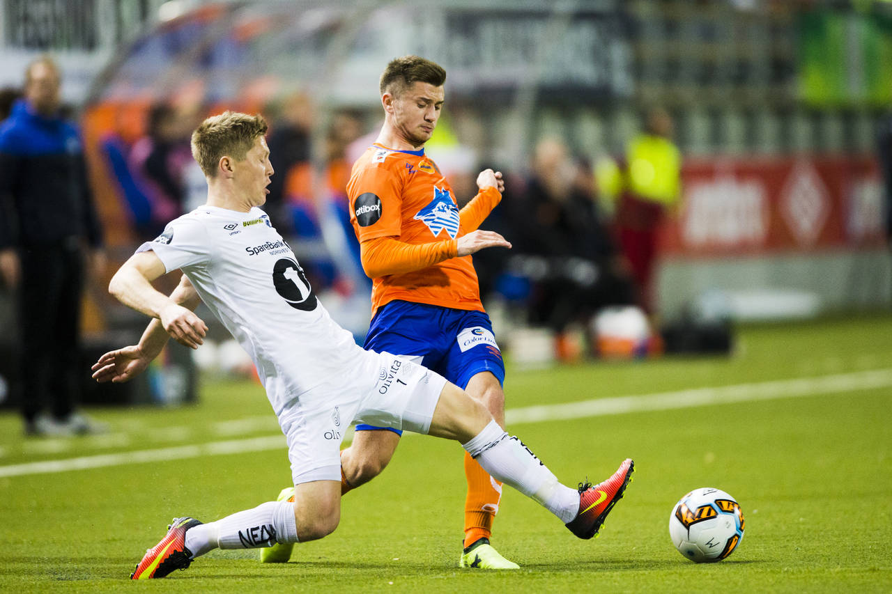 Kristiansunds Torgil Gjertsen (t.v.) og Vebjørn Hoff i eliteseriekampen i fotball mellom Aalesund og Kristiansund på Color Line Stadion. Foto: Svein Ove Ekornesvåg / NTB scanpix