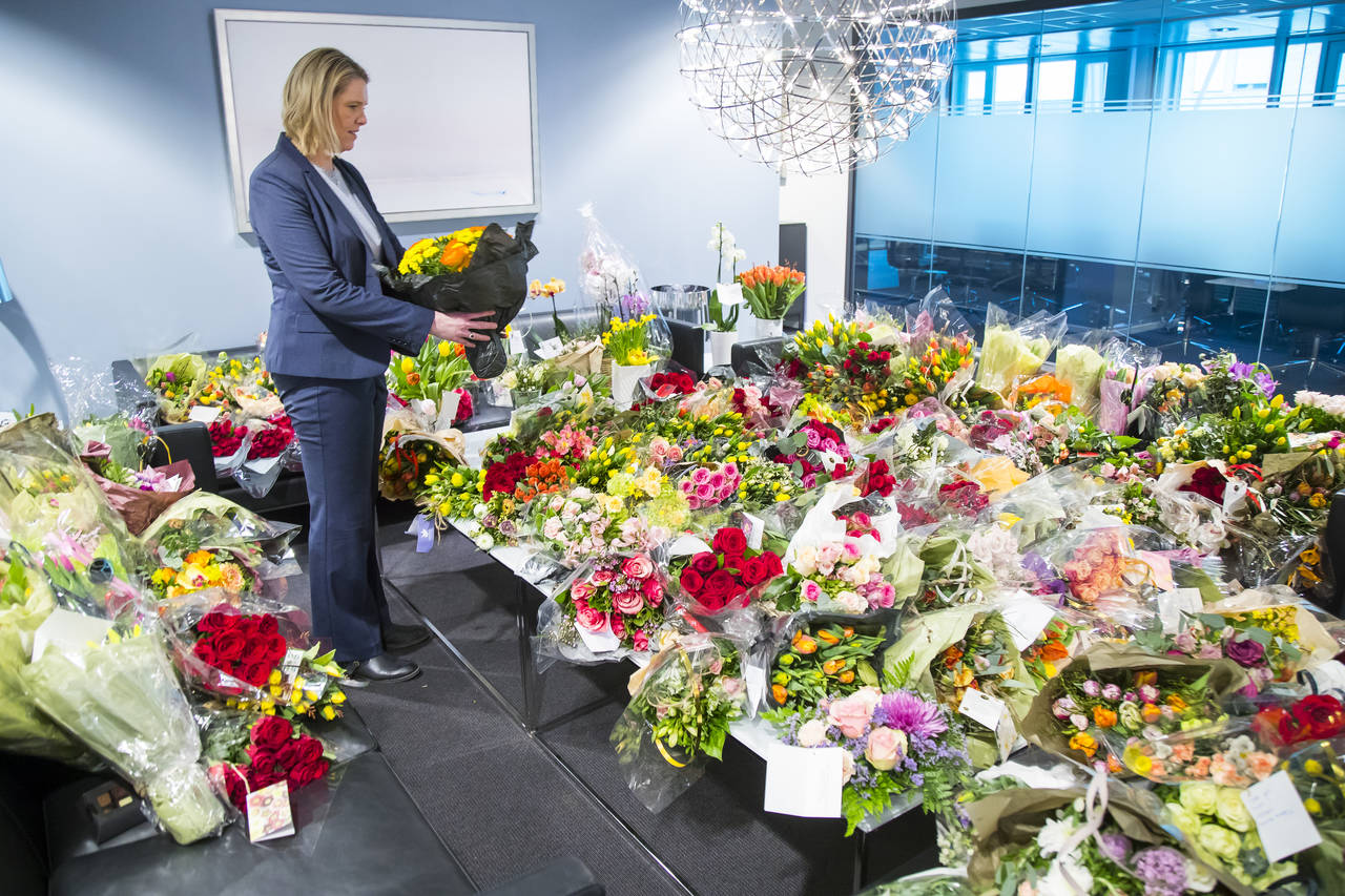 Justisminister Sylvi Listhaug (Frp) på sitt kontor med hundrevis av blomsterbuketter som hun har fått i støtte av sine tilhengere etter den siste ukes hendelser. Foto: Heiko Junge / NTB scanpix