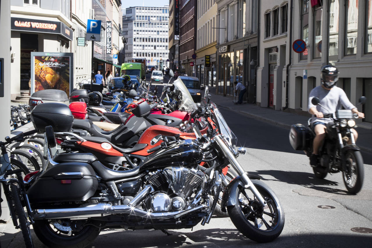 Trygg Trafikk ber både motorsyklister og bilister vise varsomhet når de ferdes i trafikken. Foto: Heiko Junge / NTB scanpix