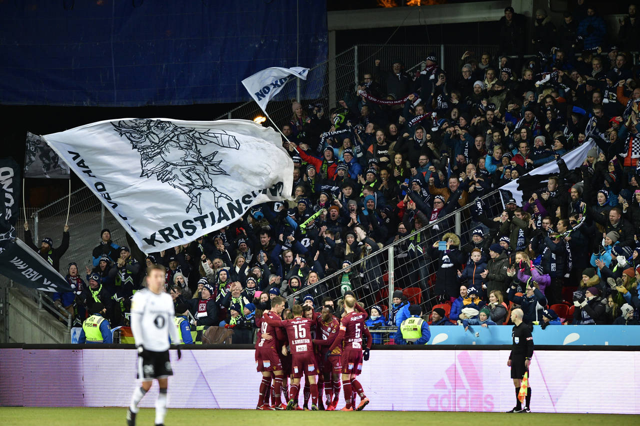 Kristiansund-spillerne jubler for 2–2 mot Rosenborg på Lerkendal. Foto: Ole Martin Wold / NTB scanpix