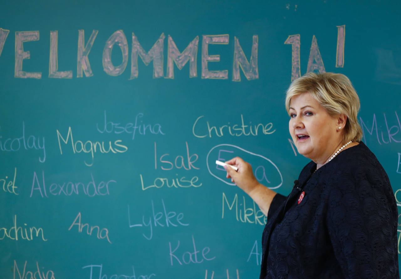 Statsminister Erna Solberg besøker førsteklassingene på Jar skole i Bærum Foto: Terje Pedersen / NTB scanpix