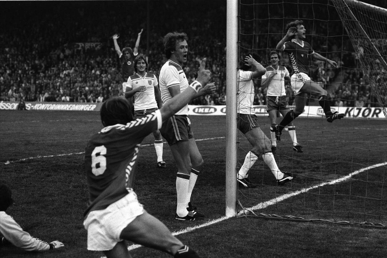 Vm-kvalifisering i fotball. Norge - England 2-1 på Ullevål stadion, 23 000 tilskuere. Her scorer Norge sitt første mål ved Roger Albertsen. Arne LArsen Økland t.h. oi bildet. Roger Albertsen er nr. 6. Foto: NTB scanpix