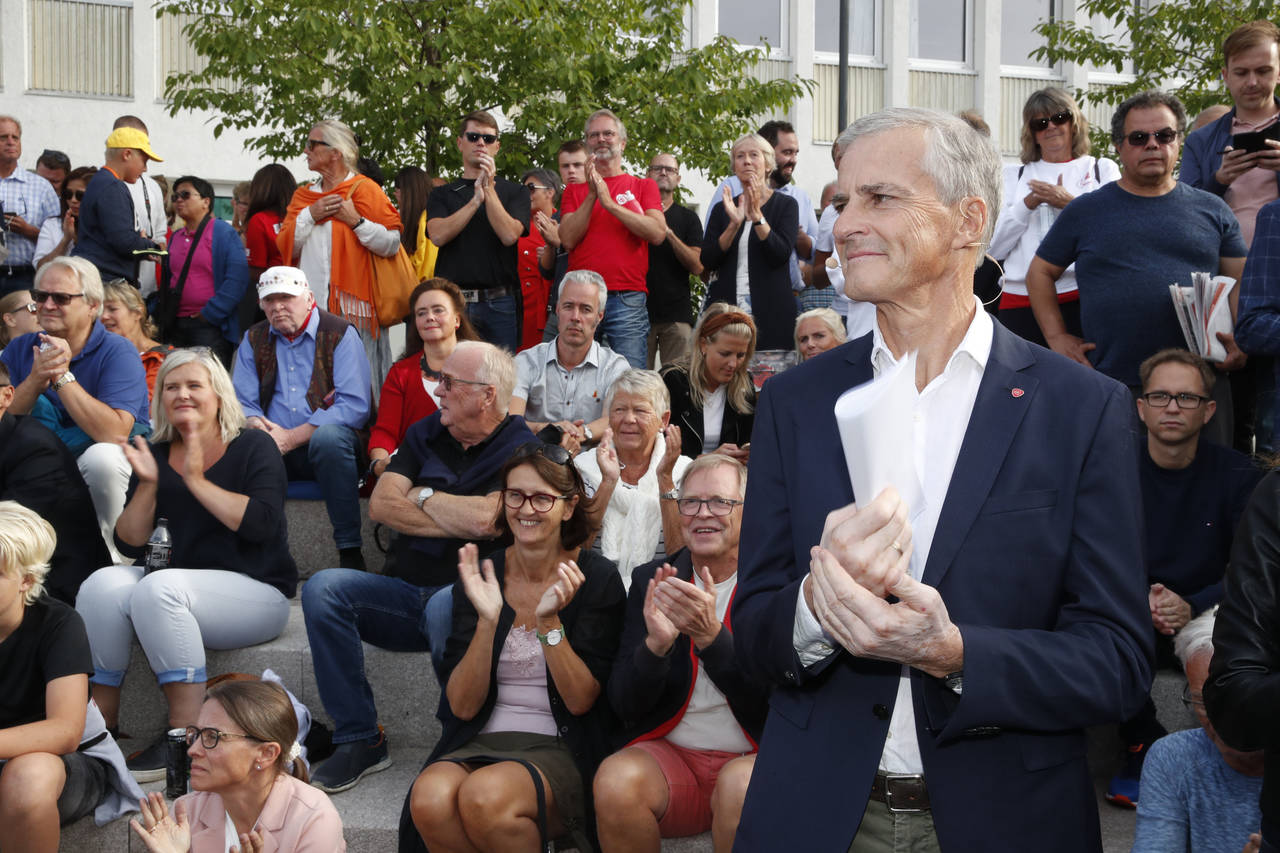 Mange hadde møtt opp for å høre Arbeiderpartiets leder Jonas Gahr Støre snakke under partitimen i Arendal mandag. Foto: Terje Pedersen / NTB scanpix