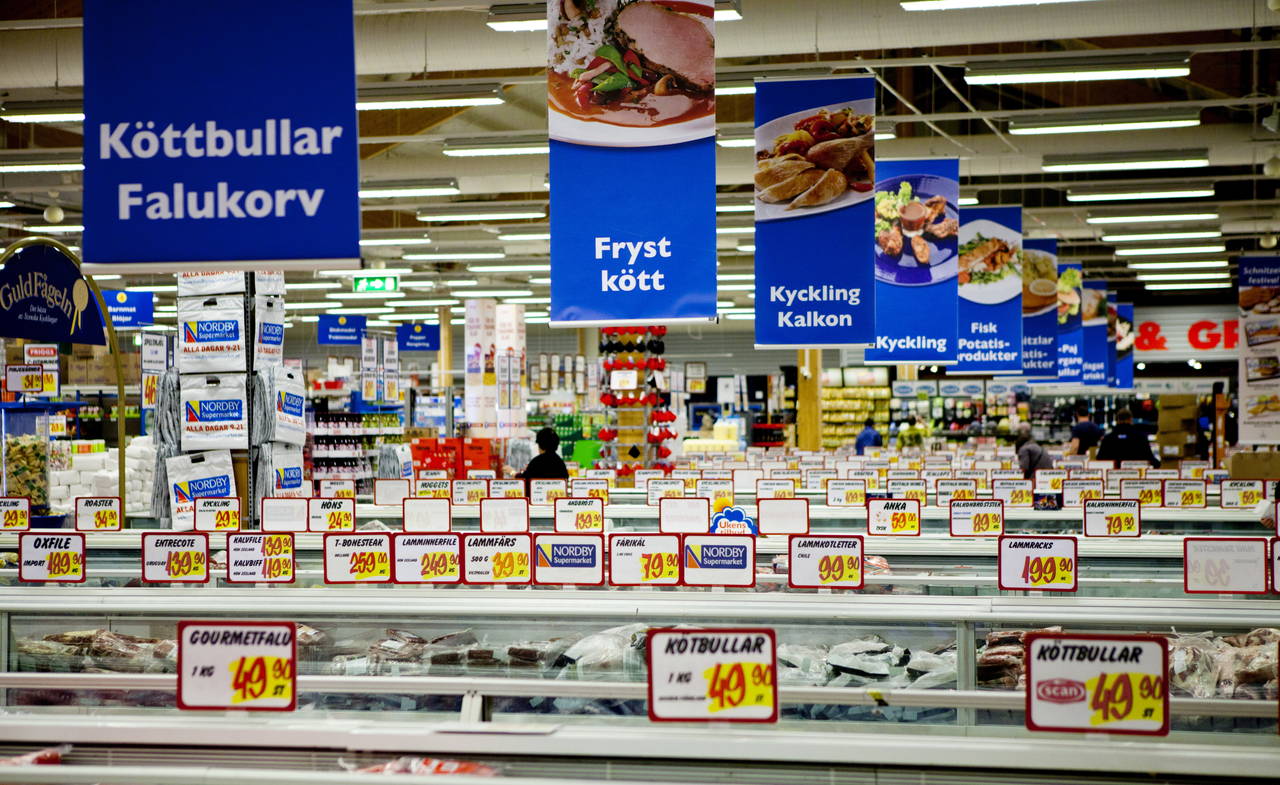 Nordmenn benytter seg av lave priser og stort utvalg av mat og varer i Sverige. Her på Nordby Supermarket i Svinesund. Foto: Thomas Winje Øijord / NTB scanpix