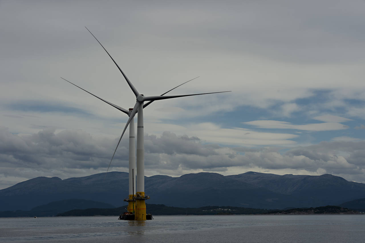 Foto av Equinors vindmøllekonsept Hywind utenfor Kværner Stord. Foto: Marit Hommedal / NTB scanpix