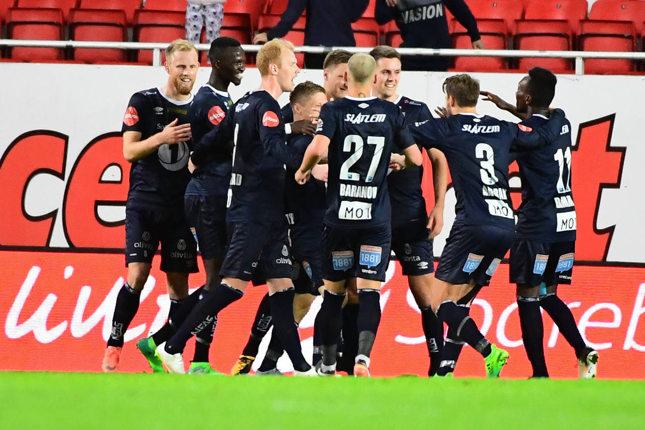 Torgil Øwre Gjertsen blir gratulert etter 0-2 scoringen under eliteseriekampen i fotball mellom Brann og Kristiansund på Brann Stadion. Foto: Marit Hommedal / NTB scanpix