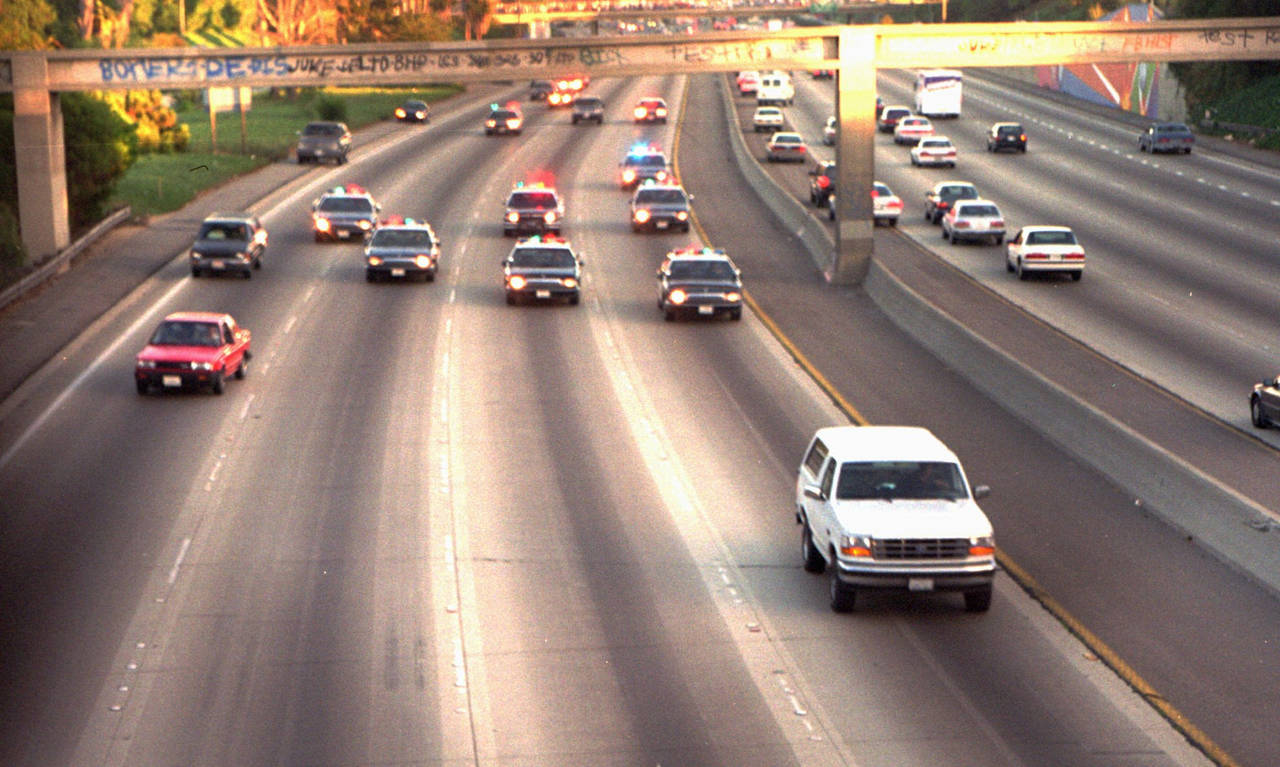 O. J. Simpson flykter fra politiet. Foto: AP Photo / Joseph R. Villari