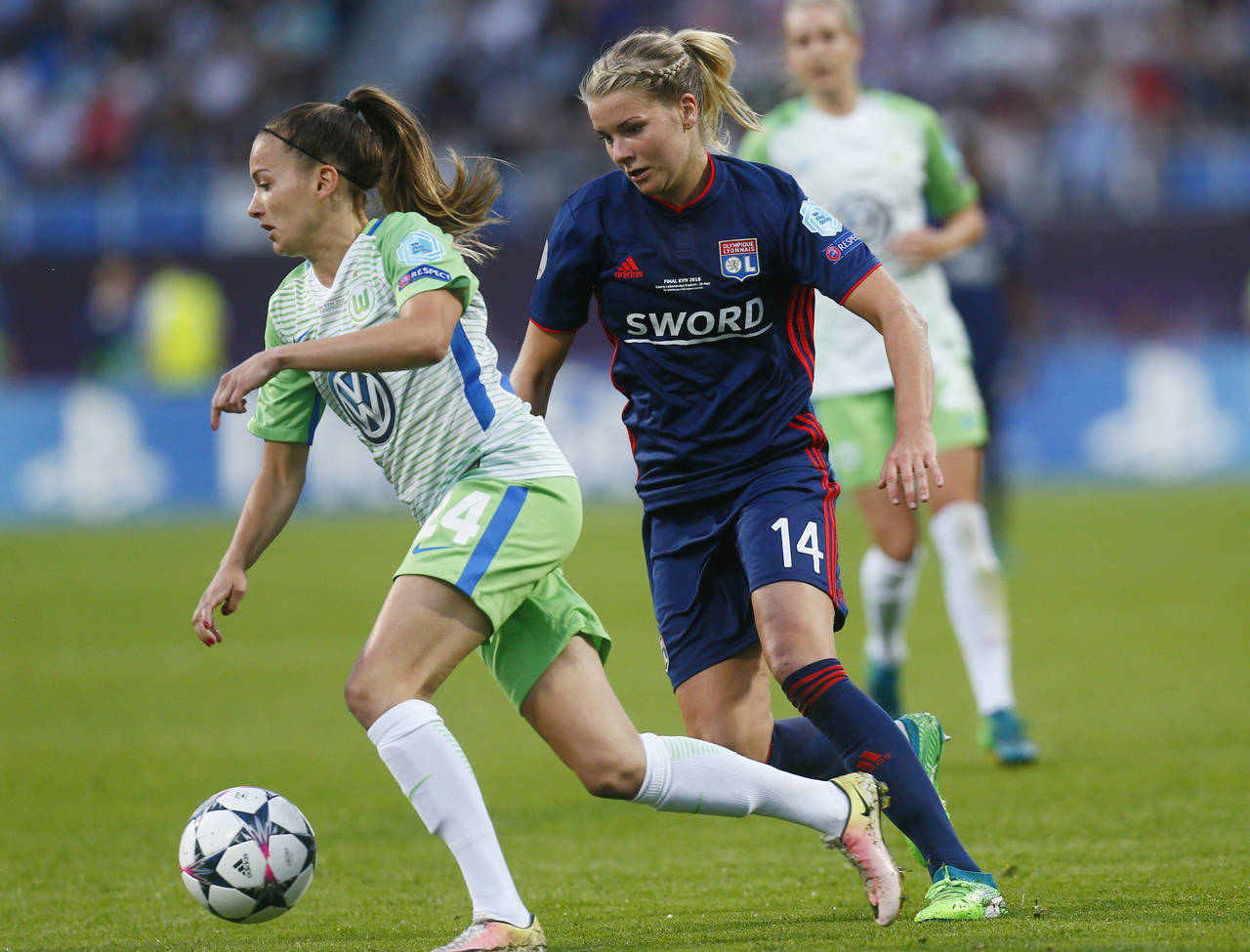 Ada Hegerberg satte ny rekord med 15 mesterligamål i en sesong da Lyon vendte til 4-1-seier over Wolfsburg i finalen torsdag., Her er hun i duell med Joelle Wedemeyer. Foto: Efrem Lukatsky, AP / NTB scanpix