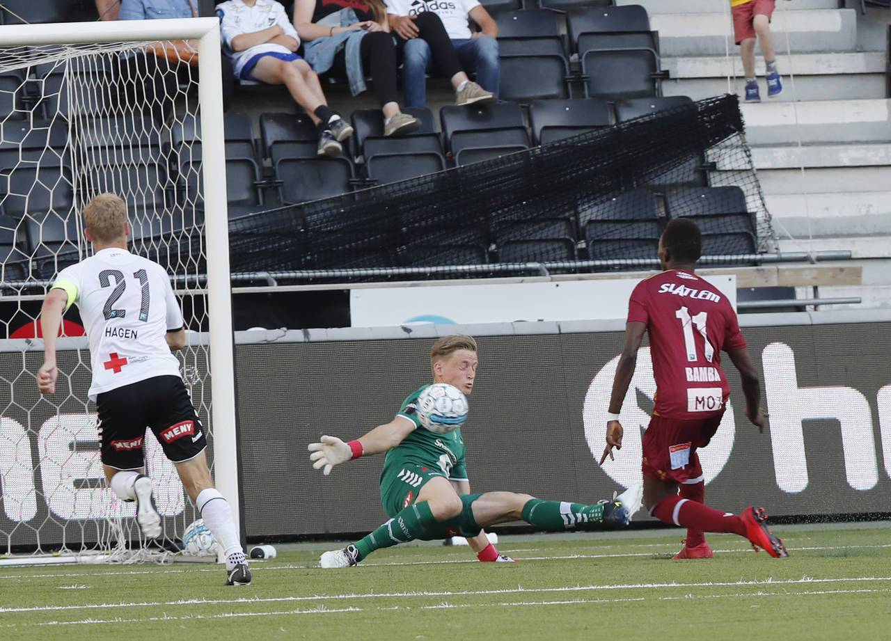 Kristiansunds Daouda Bamba gjorde alt selv da han scoret 2-0-målet til Kristiansund mot Odd. Foto: Terje Bendiksby / NTB scanpix