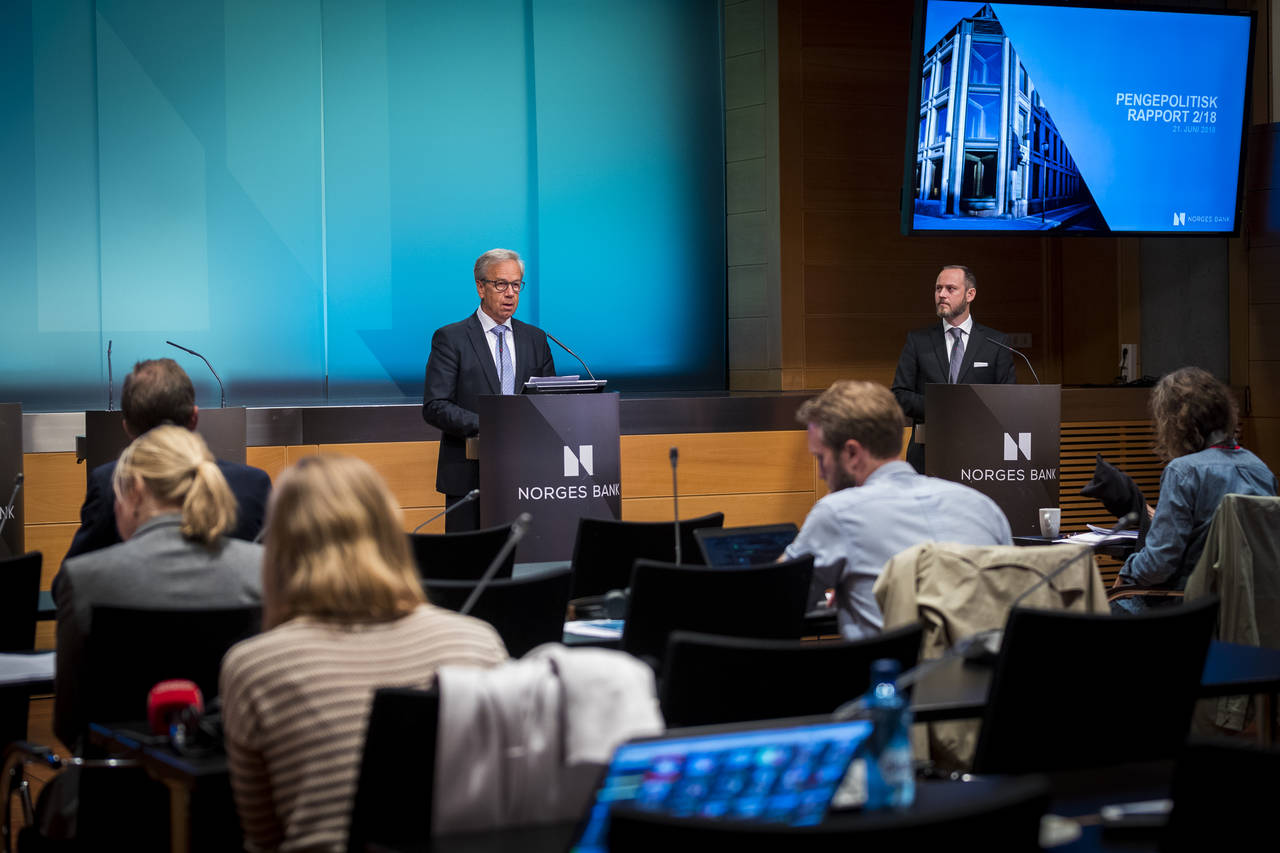 Norges Bank varslet at styringsrenten trolig blir satt opp i september. Den har ligget i ro på rekordlave 0,5 prosent siden 17. mars 2016. Sentralbanksjef Øystein Olsen presenterte planene torsdag. Foto: Heiko Junge / NTB scanpix