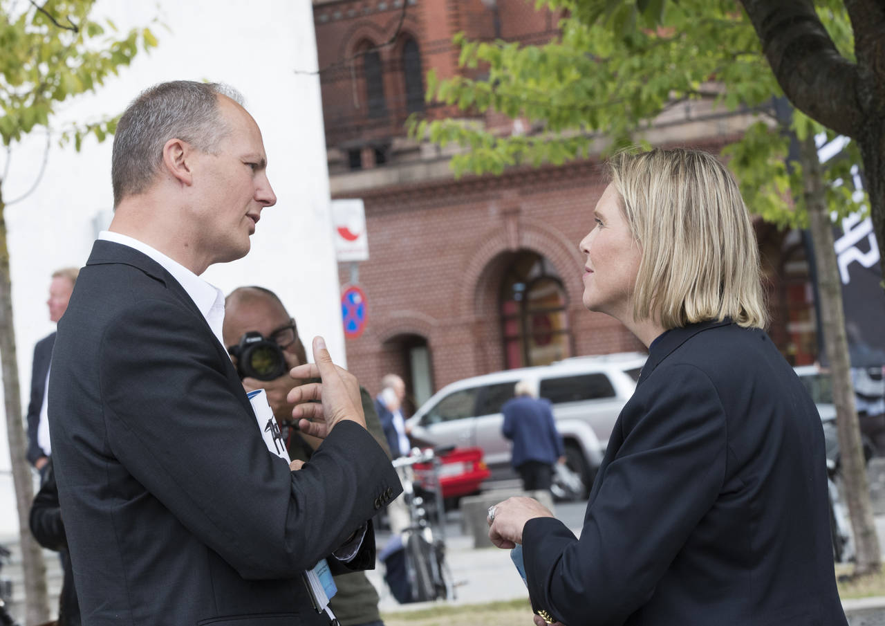 Ketil Solvik-Olsen og Sylvi Listhaug fotografert under Arendalsuka i midten av august. Mandag ettermiddag skal sentralstyret i Fremskrittspartiet beslutte om de to avgåtte statsrådene skal utgjøre partiets nestlederduo fram mot landsmøtet neste år. Foto: Terje Pedersen / NTB scanpix