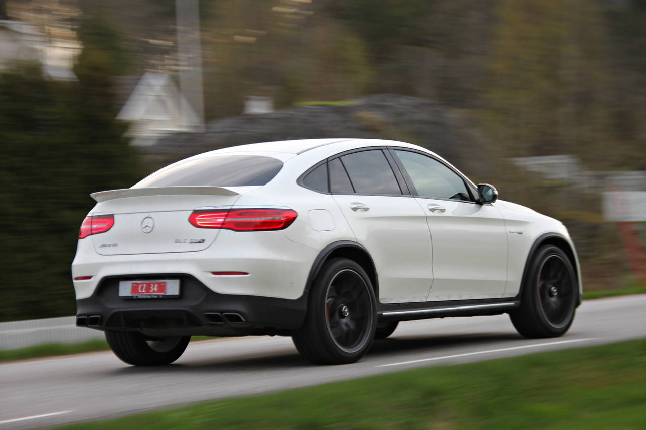 KVIKKAS: AMG GLC Coupé 63 S er en usedvanlig kraftig SUV, med en V8-motor på 510 hestekrefter. Den har egentlig bare en direkte konkurrent, Alfa Romeo Stelvio Quadrifoglio, som har en V6-motor med samme antall hestekrefter. Foto: Morten Abrahamsen / NTB