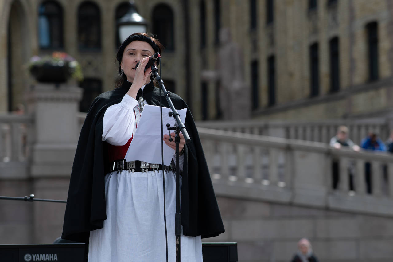 Bunadsgeriljaens leder Anja Cecilie Solvik i en tidligere aksjon foran Stortinget. Foto: Ken Alvin Jensen