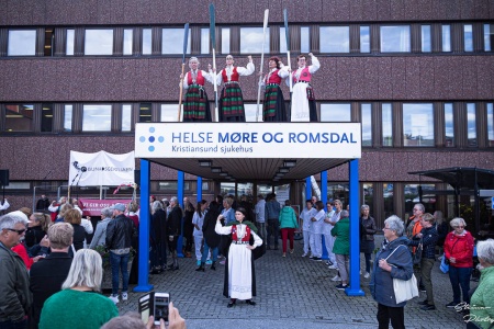 Anja Solvik og Bunadsgeriljaen under en aksjon foran Kristiansund sykehus 27. september 2019. Foto: Steinar Melby / KSU.NO