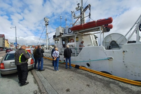 Flere som ønsker å sikre seg hvalkjøtt fra Fiskebank1 på Kaia i Kristiansund i dag. Veteran Leif Inge Hopmark i Hopmark Havfiske har fullt opp med å selge unna. Foto: Vidar Holm