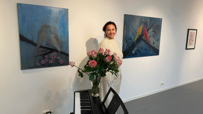 Anja Solvik foran noen av sine flotte kunstverk i utstillingen som fremdeles er åpen i Nordlic Light Fotohus. Foto: Tove Aksnes